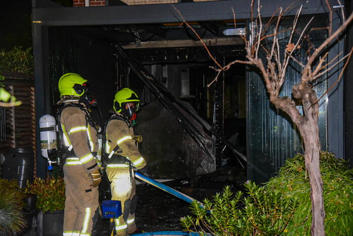 Uitslaande brand verwoest woning