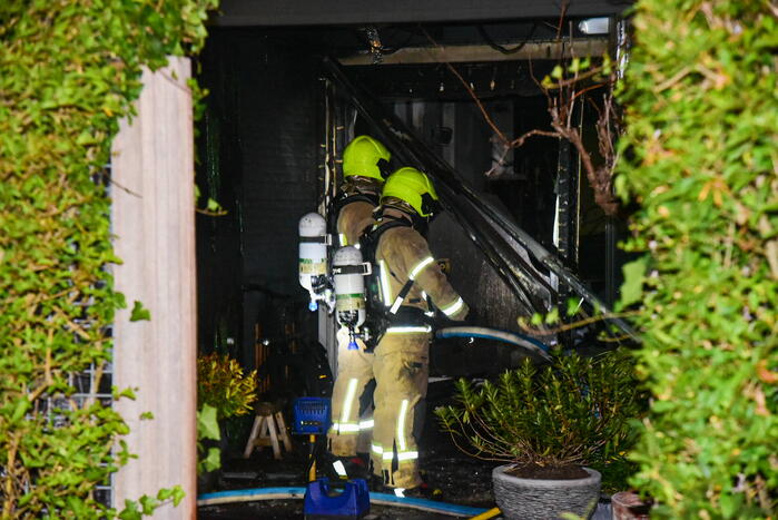 Uitslaande brand verwoest woning