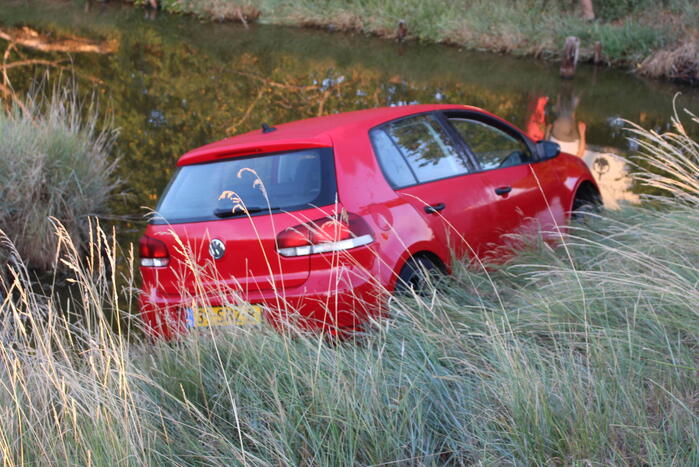 Automobilist belandt met auto te water