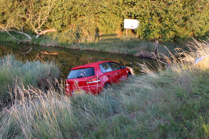 Automobilist belandt met auto te water