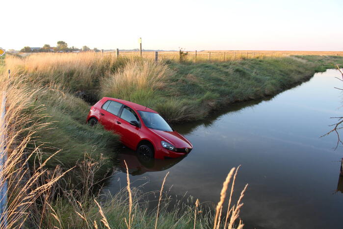 Automobilist belandt met auto te water