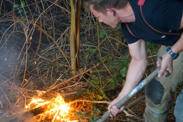 Flinke rookpluimen bij brand in bosgebied