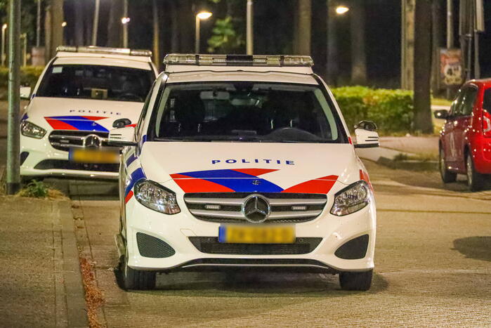 Vrouw door politie uit appartement gehaald