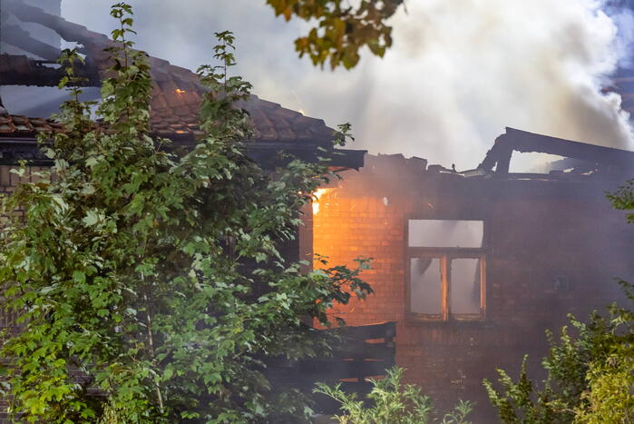 Dak kraakpand ingestort na grote brand