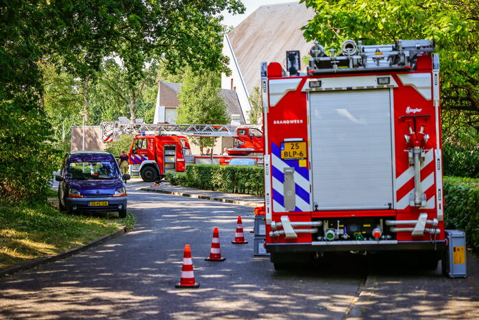 Brandweer verwijdert takken bij Elimkerk