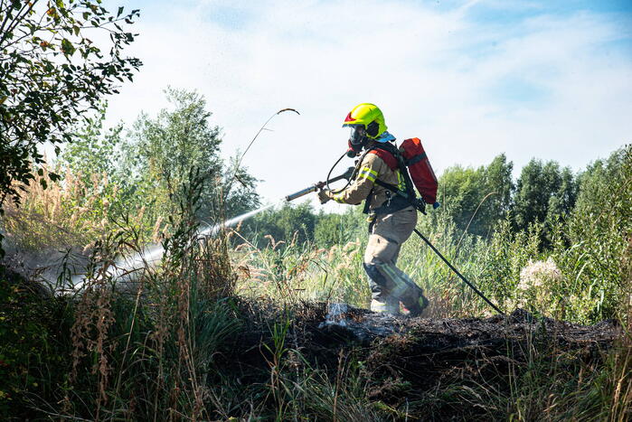 Brandweer blust flinke natuurbrand