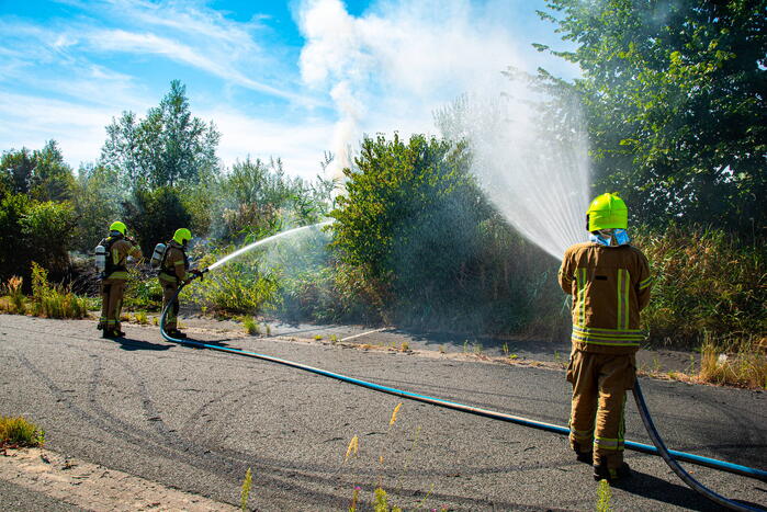 Brandweer blust flinke natuurbrand