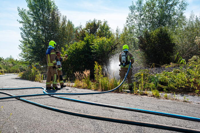 Brandweer blust flinke natuurbrand