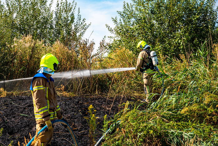 Brandweer blust flinke natuurbrand