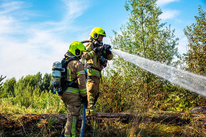 Brandweer blust flinke natuurbrand
