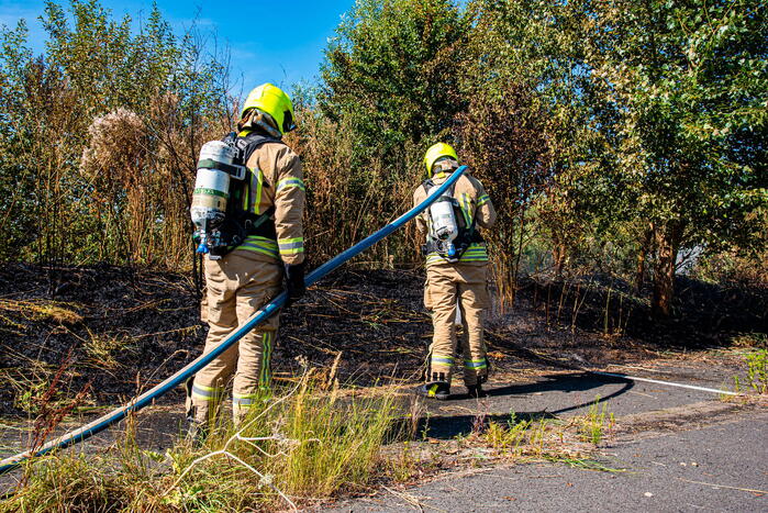 Brandweer blust flinke natuurbrand