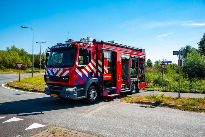Brandweer blust flinke natuurbrand
