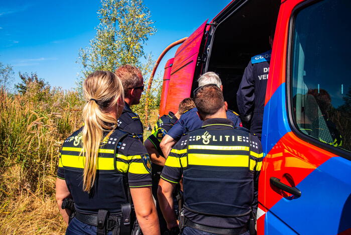 Brandweer blust flinke natuurbrand