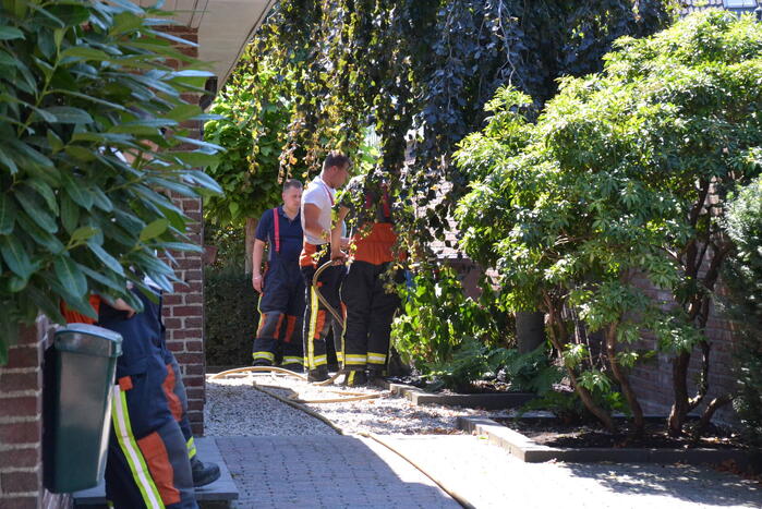 Brand in bosschage in tuin van woning