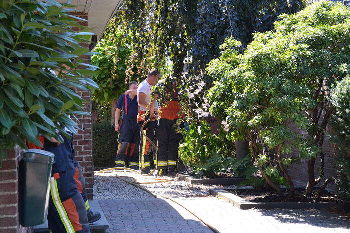 Brand in bosschage in tuin van woning