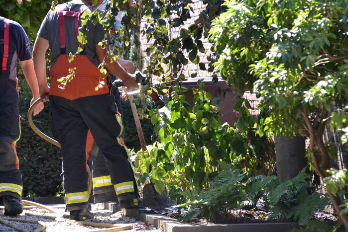 Brand in bosschage in tuin van woning
