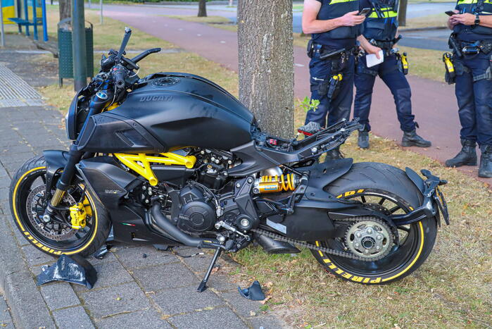 Motorrijder gewond na mislukte wheelie met Ducati-motor