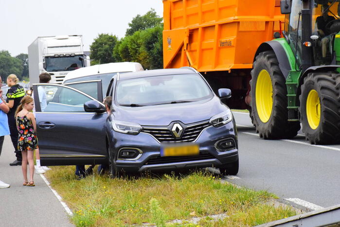Kop-staartbotsing bestelbus en personenauto