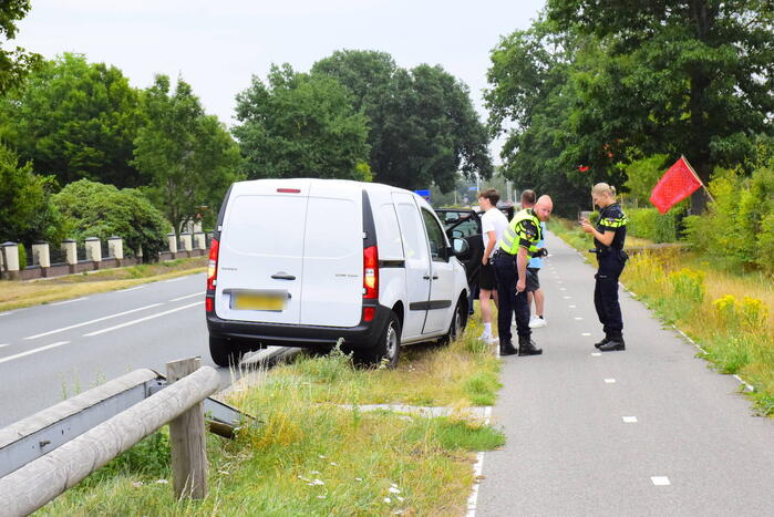 Kop-staartbotsing bestelbus en personenauto
