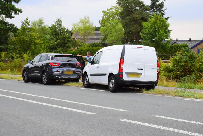 Kop-staartbotsing bestelbus en personenauto