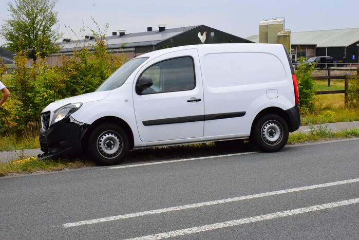 Kop-staartbotsing bestelbus en personenauto