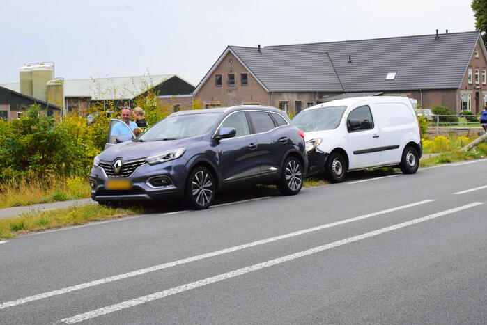 Kop-staartbotsing bestelbus en personenauto