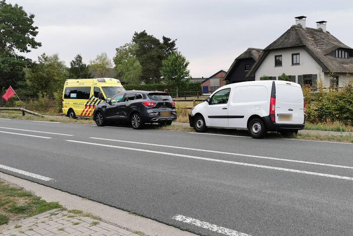Kop-staartbotsing bestelbus en personenauto