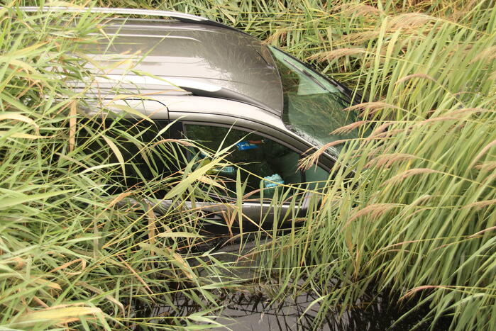 Auto te water geraakt na vergeten handrem