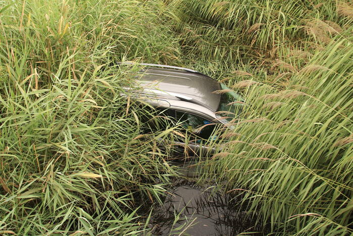 Auto te water geraakt na vergeten handrem