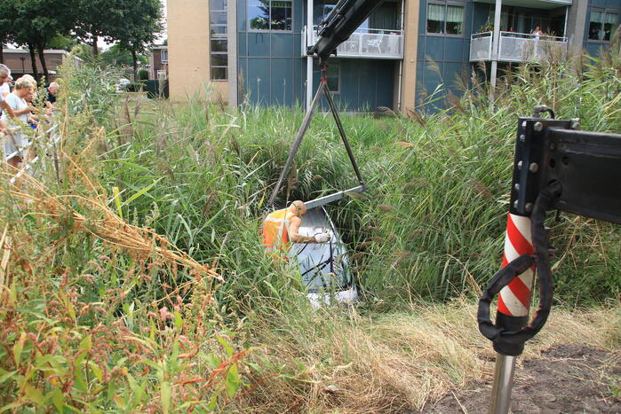 Auto te water geraakt na vergeten handrem