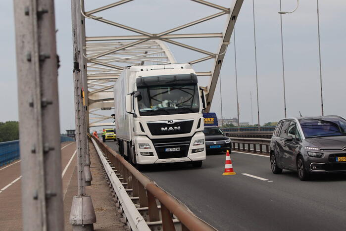 Lange files door pechgeval op Merwedebrug