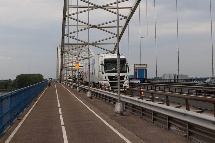 Lange files door pechgeval op Merwedebrug