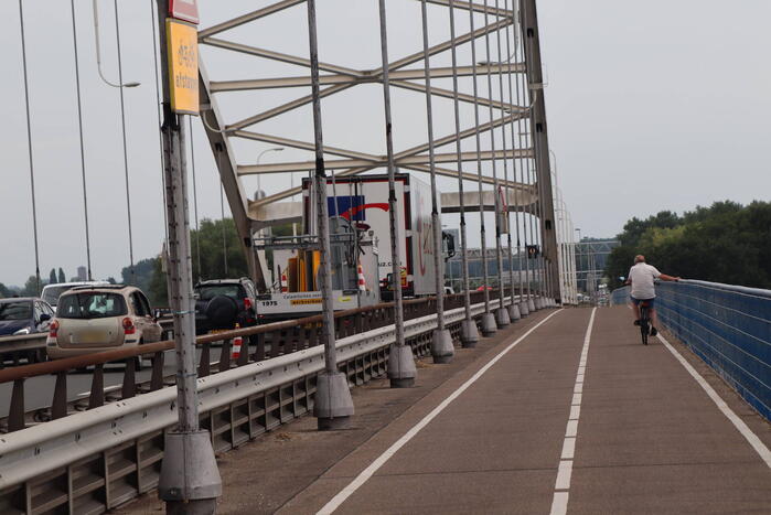 Lange files door pechgeval op Merwedebrug