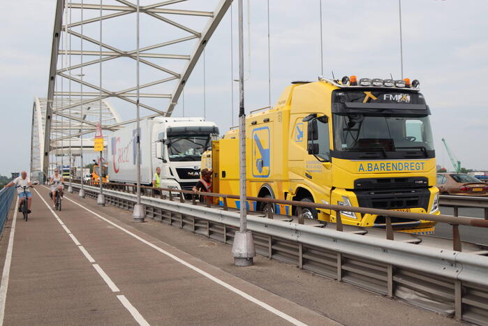 Lange files door pechgeval op Merwedebrug