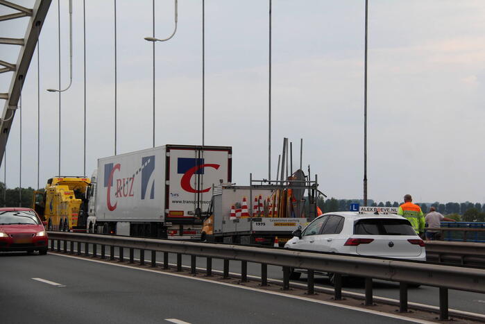 Lange files door pechgeval op Merwedebrug