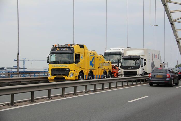 Lange files door pechgeval op Merwedebrug