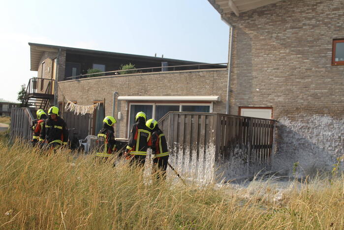 Schutting van woning vat vlam