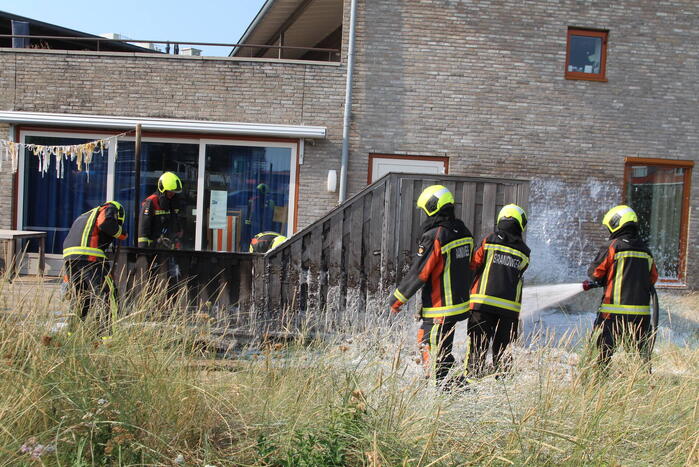 Schutting van woning vat vlam