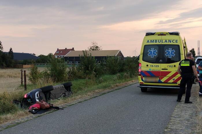 Auto belandt in greppel bij eenzijdig ongeval