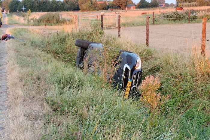 Auto belandt in greppel bij eenzijdig ongeval