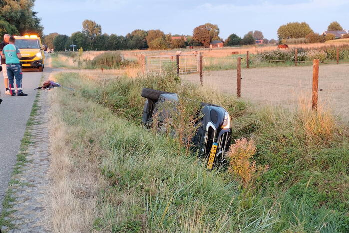 Auto belandt in greppel bij eenzijdig ongeval