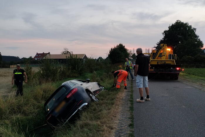 Auto belandt in greppel bij eenzijdig ongeval