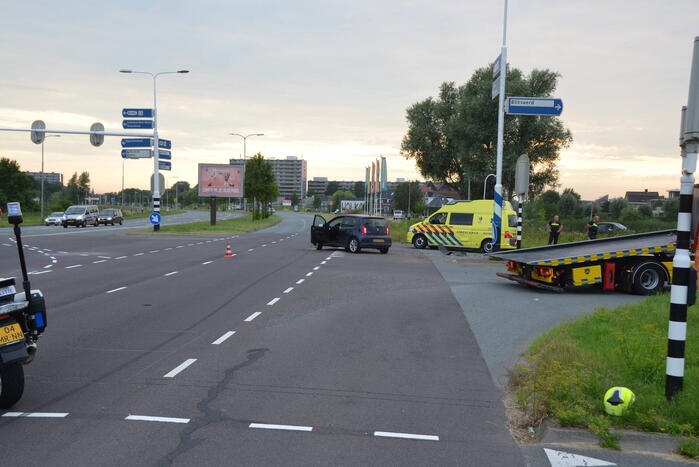 Gewonde en flinke schade na botsing op kruising