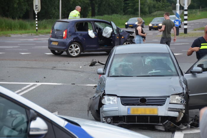 Gewonde en flinke schade na botsing op kruising