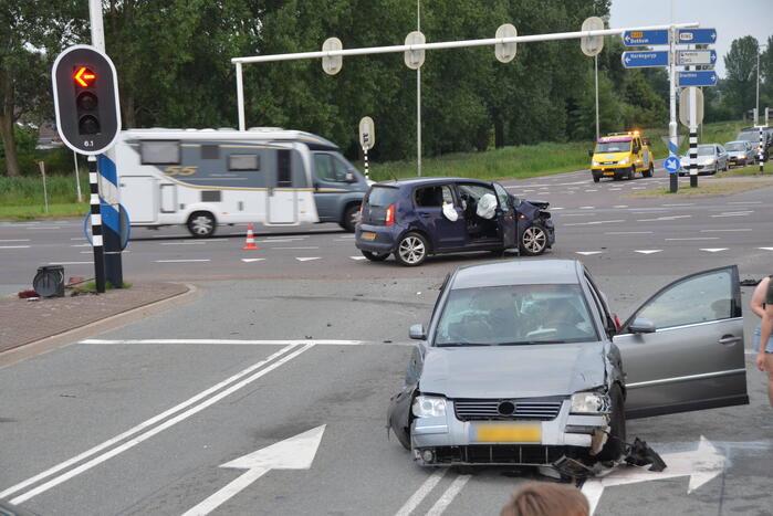 Gewonde en flinke schade na botsing op kruising