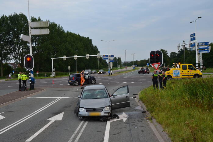 Gewonde en flinke schade na botsing op kruising