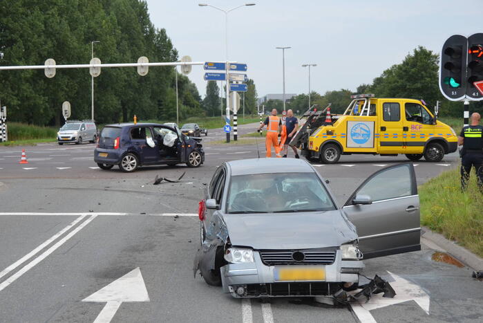 Gewonde en flinke schade na botsing op kruising