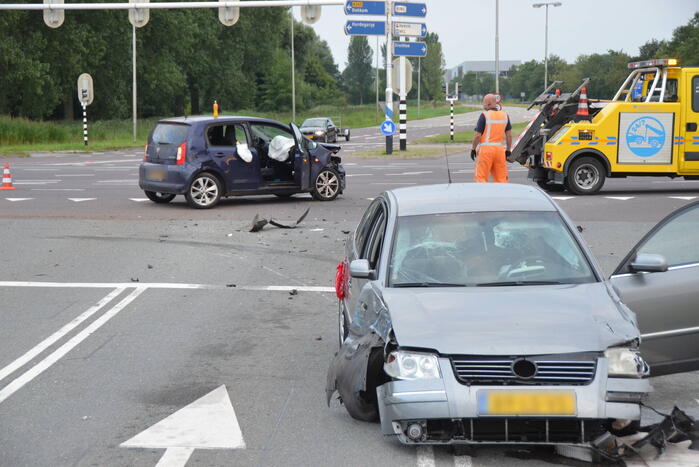 Gewonde en flinke schade na botsing op kruising