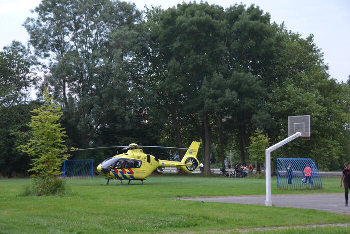 Twee overleden personen aangetroffen bij flatgebouw