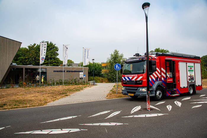 Brandweer doet onderzoek naar afgaan brandalarm in zwembad Albrandswaard